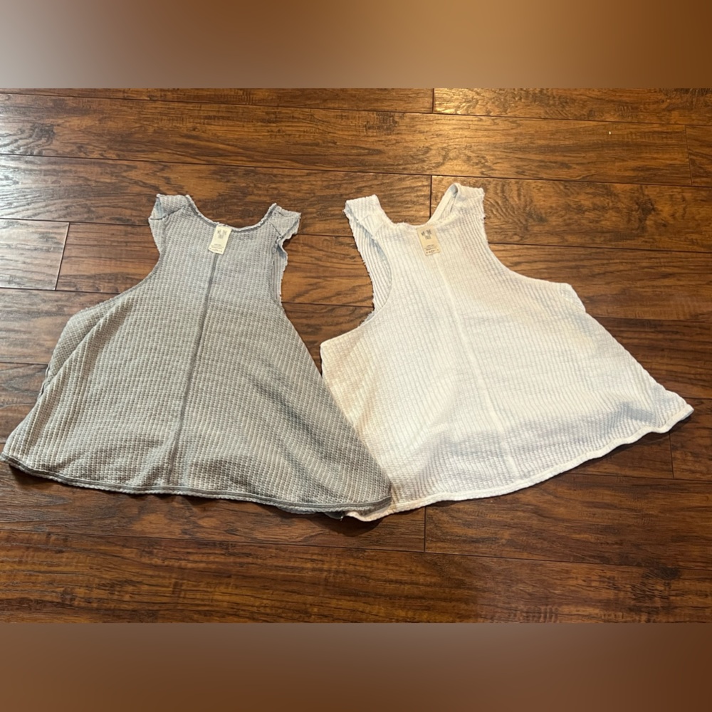 2 Free People Super SOFT, Light sweater Tanks
